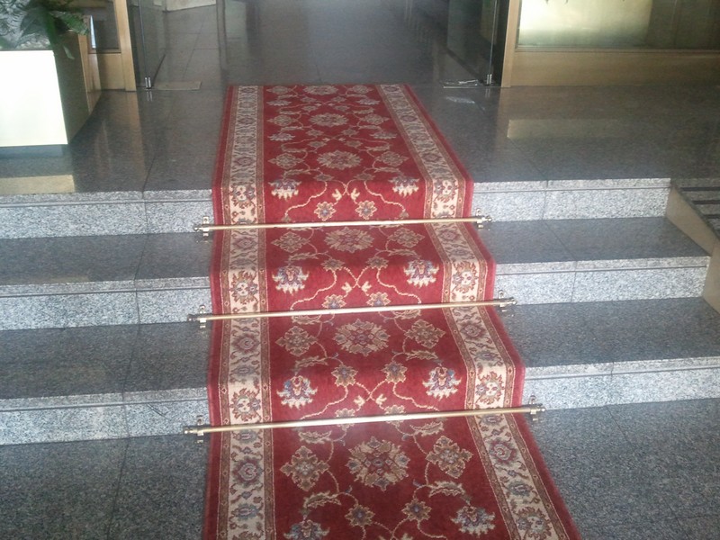 Alfombra de pasillo clásica en colores rojos colocada en patio.  1